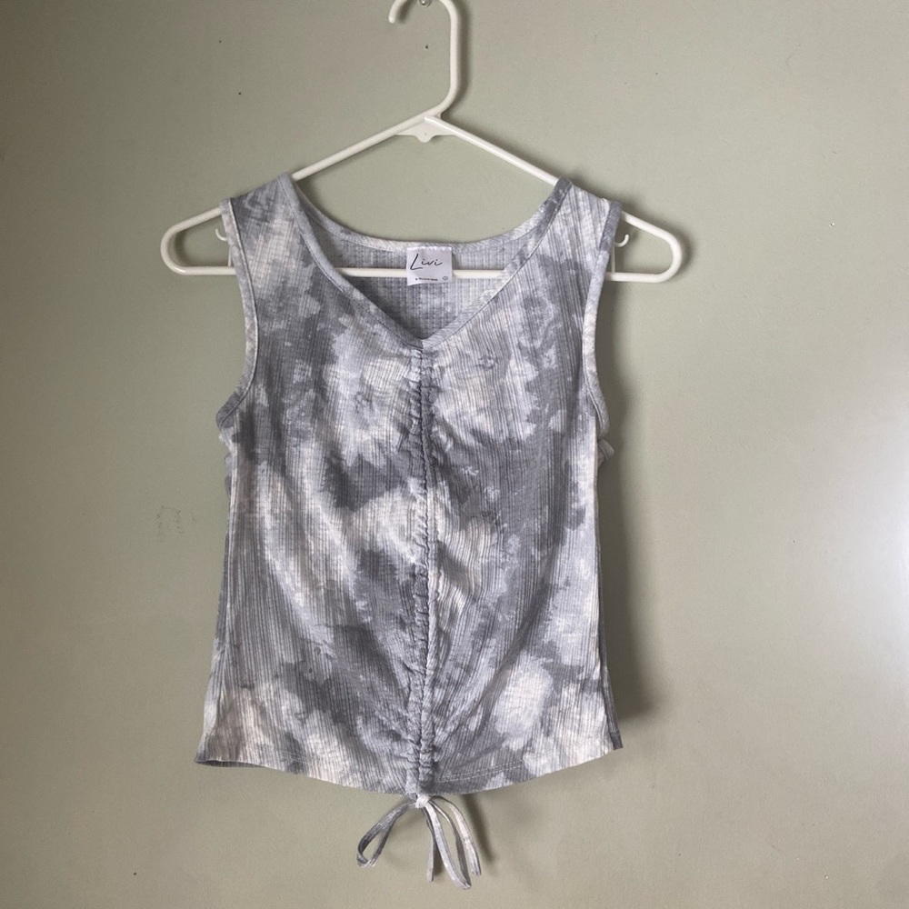 Cropped and adjustable tank top